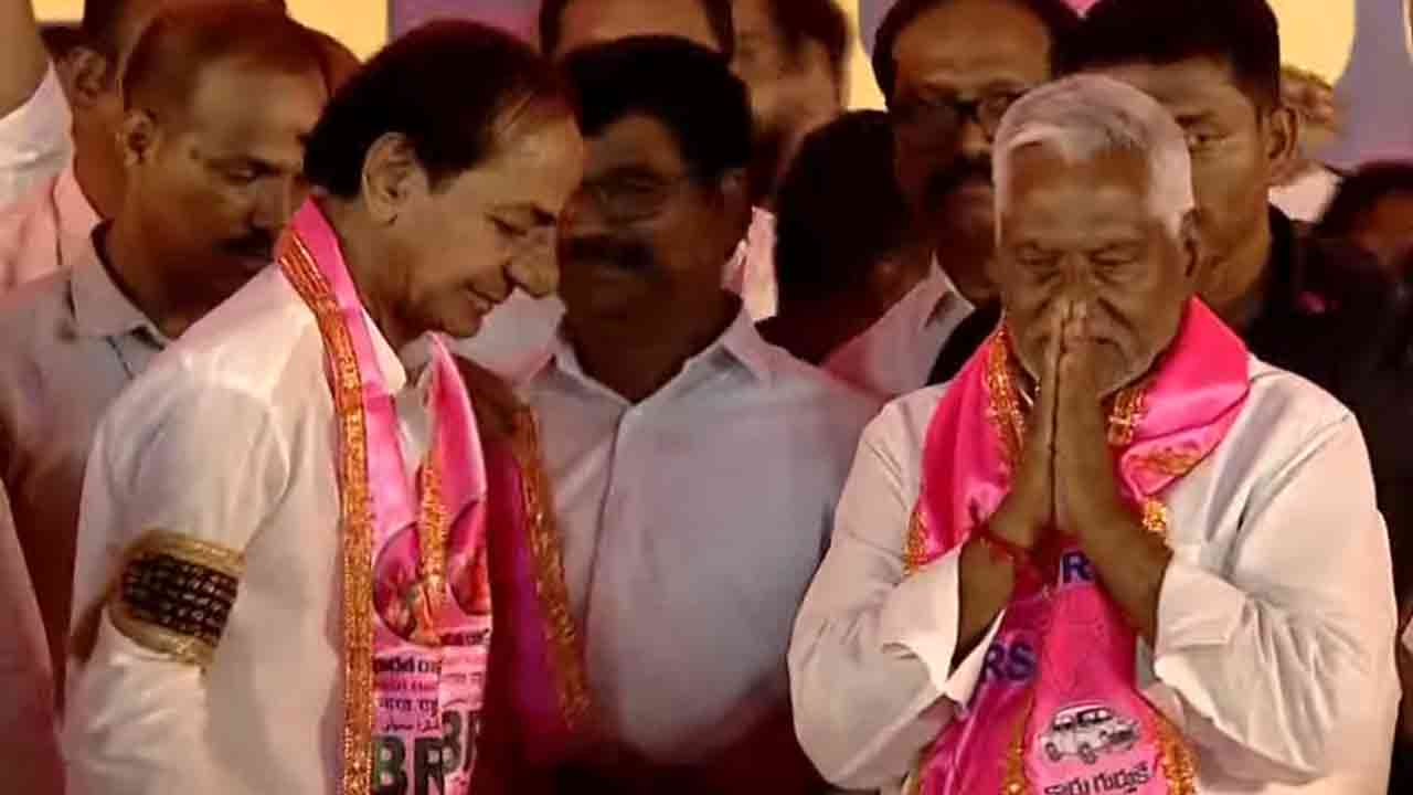 KCR | జీవన్ రెడ్డికి గులాబీ కండువా కప్పి బీఆర్ఎస్‌లోకి ఆహ్వానించిన కేసీఆర్