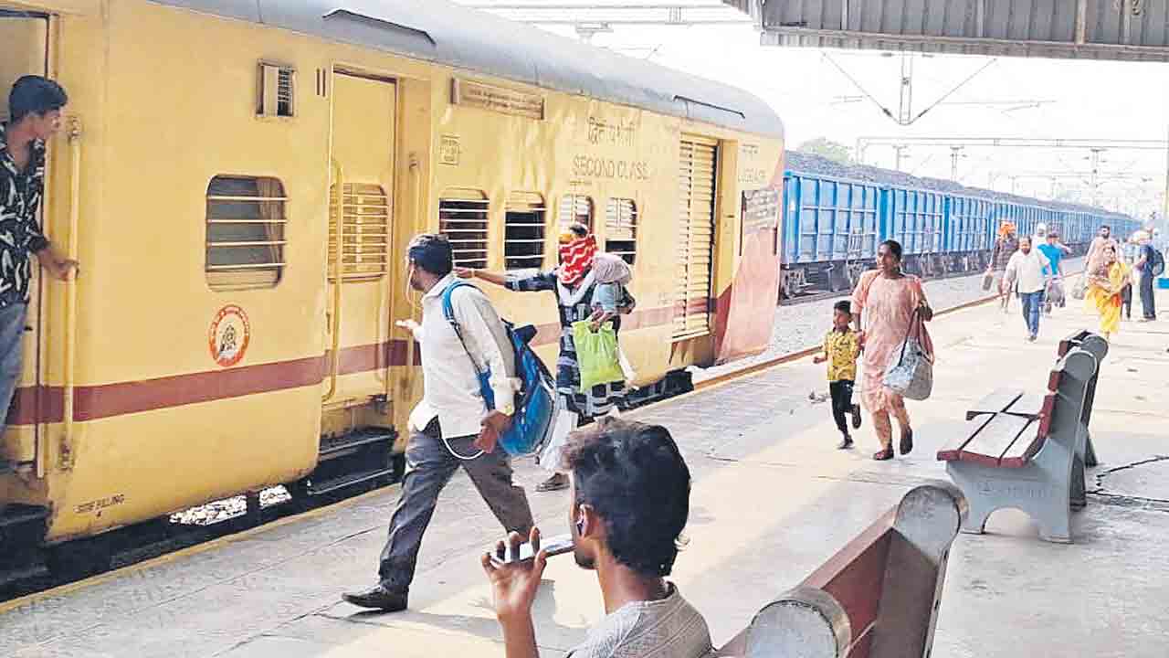 రైలు ఎక్కేందుకు తిప్పలు