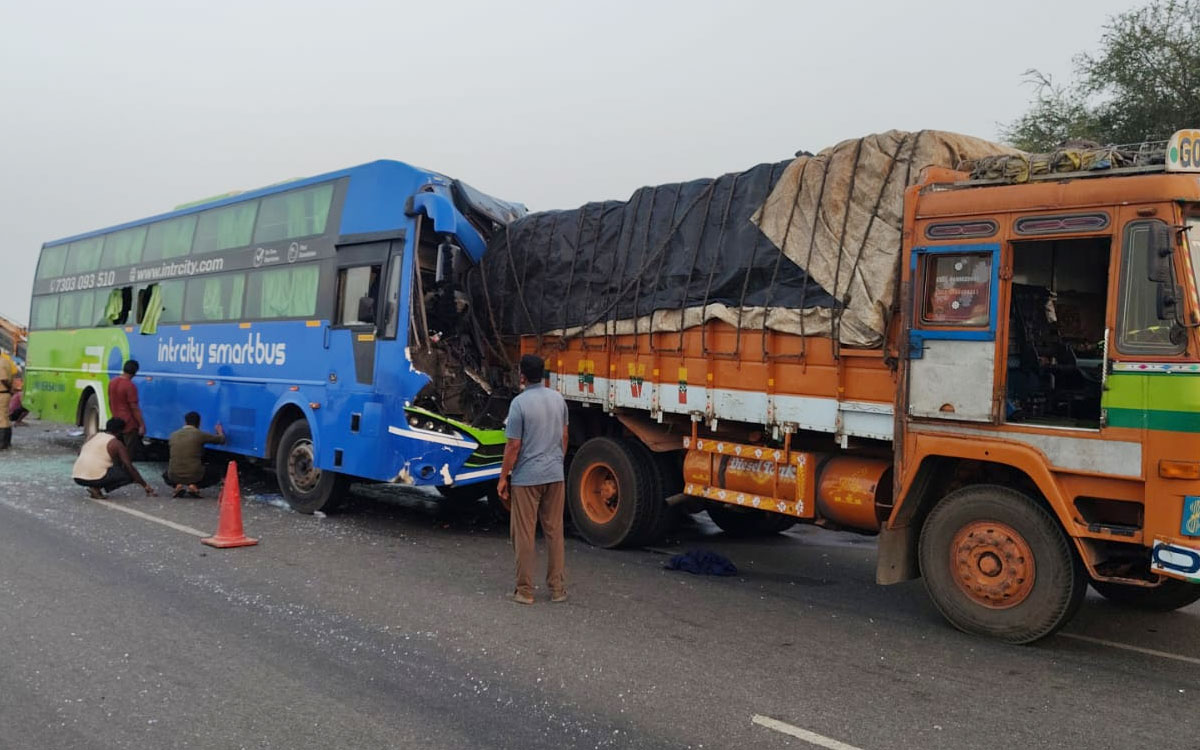 లారీని ఢీకొట్టిన ప్రైవేట్‌ ట్రావెల్స్ బస్సు.. 16 మందికి గాయాలు