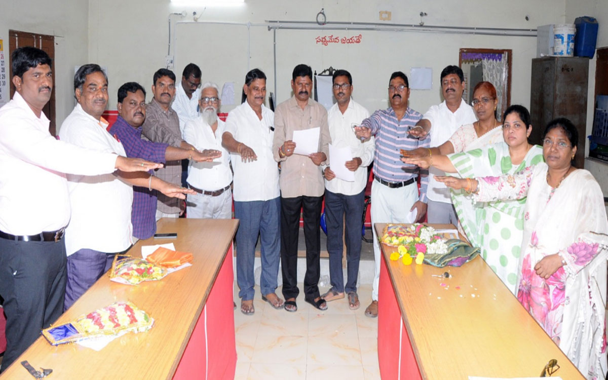 కోదాడ బార్ అసోసియేషన్ నూత‌న కార్య‌వ‌ర్గ ప్ర‌మాణ స్వీకారం