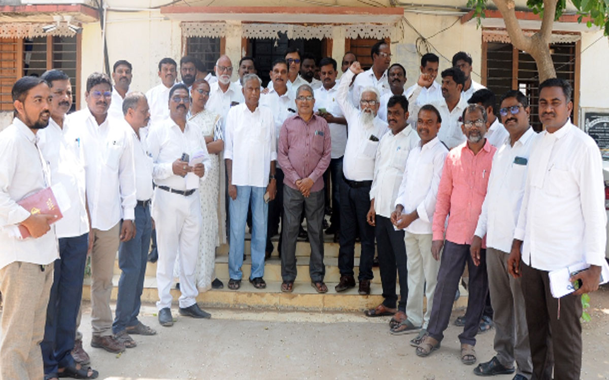 కోదాడలో న్యాయ‌వాదుల విధుల‌ బహిష్కర‌ణ‌