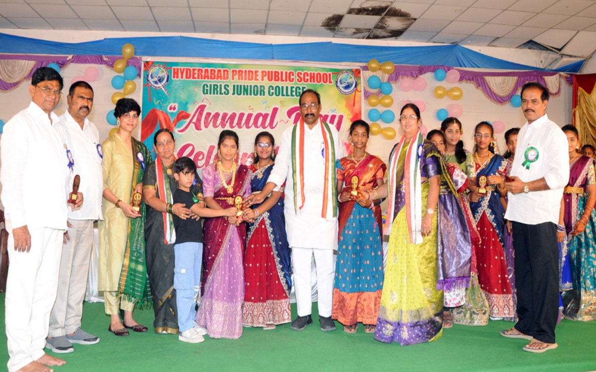 ‘విద్యార్థుల‌కు విలువలతో కూడిన విద్యను అందించాలి’