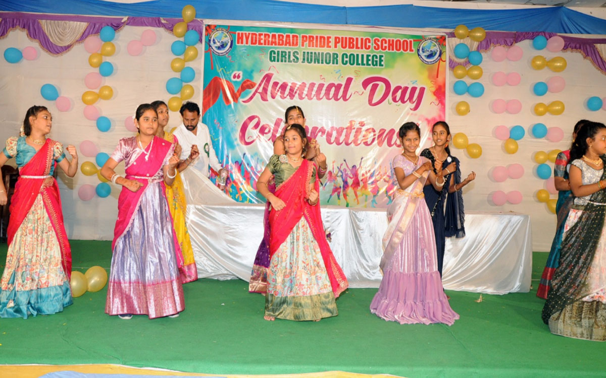 'విద్యార్థుల‌కు విలువలతో కూడిన విద్యను అందించాలి'