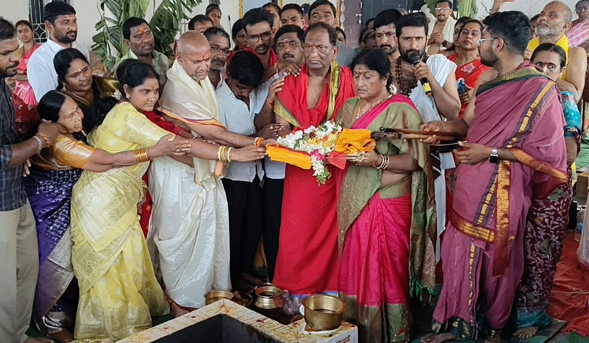 Koppula Eshwar | అమ్మ దయ ఉంటే అన్నీ ఉన్నట్టే.. మాజీ మంత్రి కొప్పుల ఈశ్వర్, కోరుకంటి చందర్