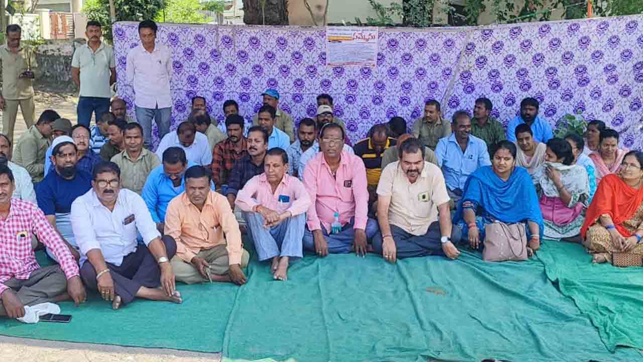 Korutla | కోరుట్లలో ఆర్టీసీ ఉద్యోగుల సమ్మె.. నిలిచిపోయిన ఆర్టీసీ బస్సు సేవలు