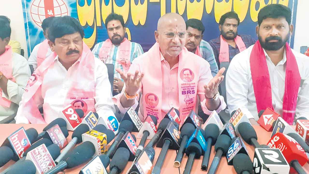 పేదలను రోడ్డున పడేస్తరా..?