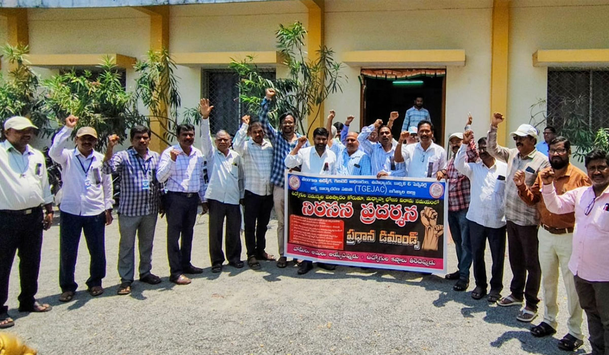 Korutla | అపరిష్కృత సమస్యలు పరిష్కరించాలని కోరుట్లలో ఉద్యోగుల నిరసన ప్రదర్శన.