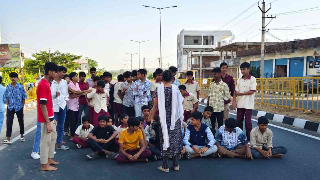 Students Protest | సరైన భోజనం పెట్టమంటే కొడుతున్నారు.. రోడ్డెక్కి కౌడిపల్లి గిరిజన గురుకుల విద్యార్థుల ఆందోళన