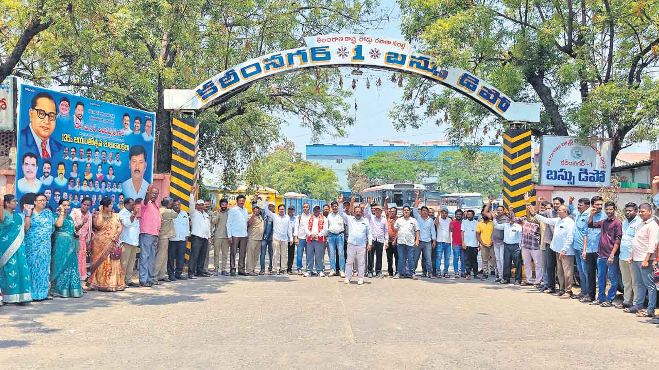 RTC strike | ఆర్టీసీ సమ్మె విచ్ఛిన్నానికి కుట్రలు..! జేఏసీలో లేని సంఘాలు మంత్రితో రహస్య భేటీ?