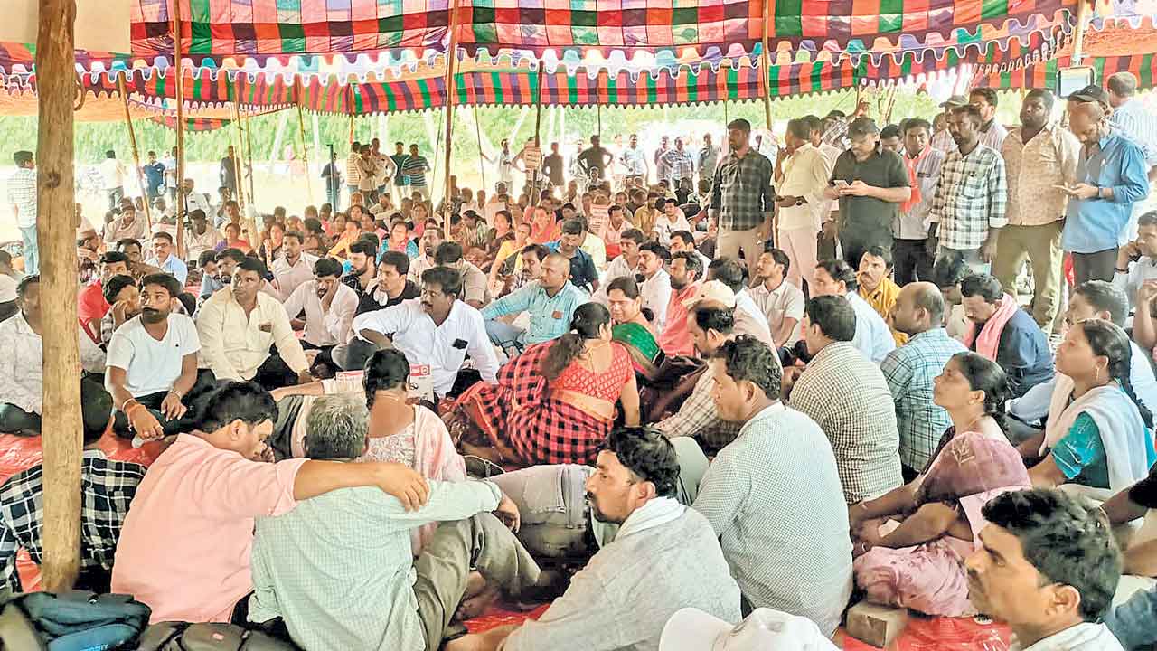 పాల్వంచలో ఆర్టిజన్ల సమ్మె ఉద్రిక్తం