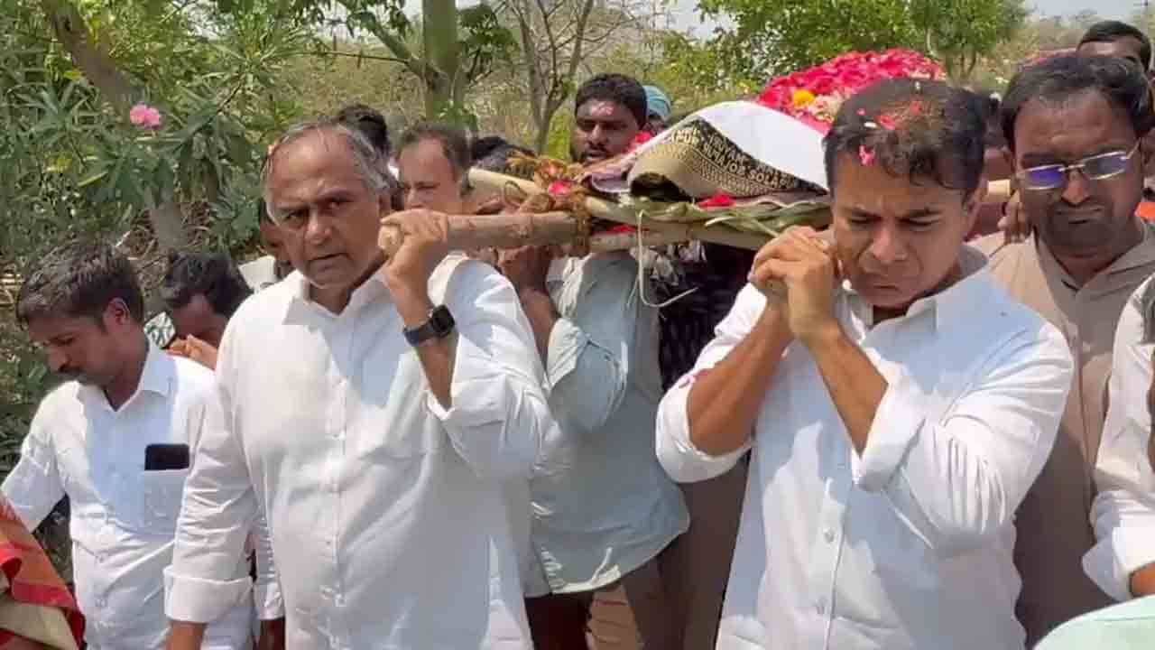 KTR | ‘తెలంగాణ సత్తెమ్మ’కు కన్నీటి నివాళి.. పాడె మోసిన కేటీఆర్.. వీడియో..!