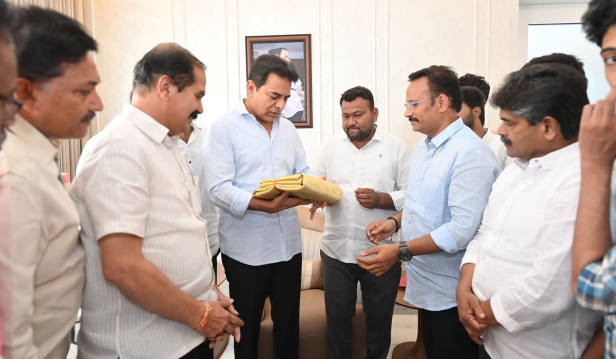 KTR | బంగారం, వెండితో నేసిన చీరను ఆవిష్కరించిన కేటీఆర్‌.. రూపకర్త నల్ల విజయ్కు అభింనదన