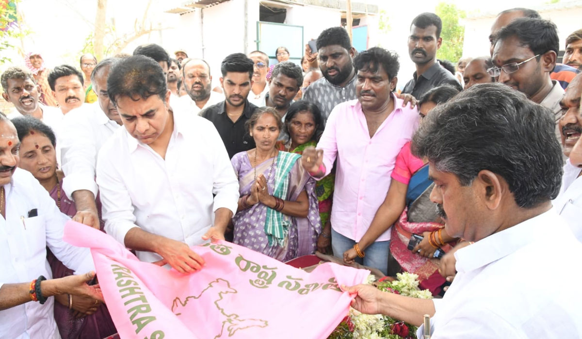 KTR | ‘తెలంగాణ సత్తెమ్మ’ భౌతిక కాయానికి పార్టీ కండువా కప్పి కేటీఆర్ ఘన నివాళి
