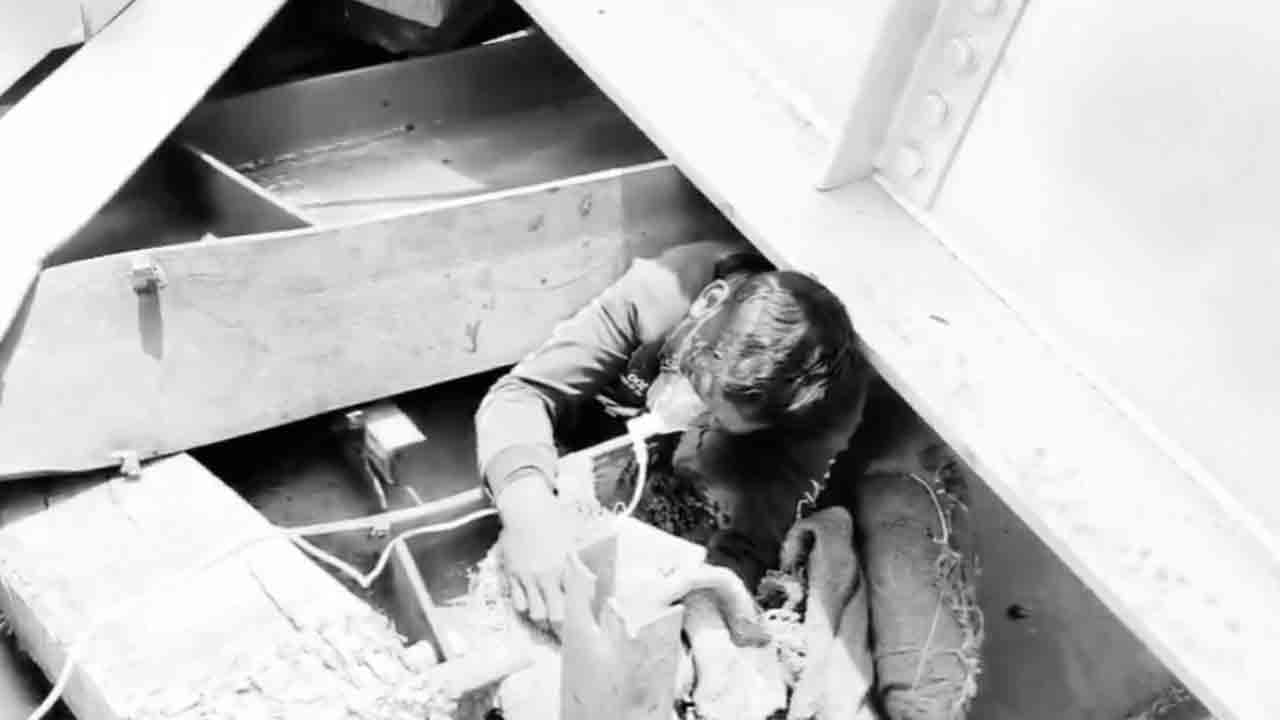 Labourers | బ్రిడ్జి మధ్యలో ఇరుక్కున్న కార్మికుడు.. అక్కడే చికిత్స.. వీడియో