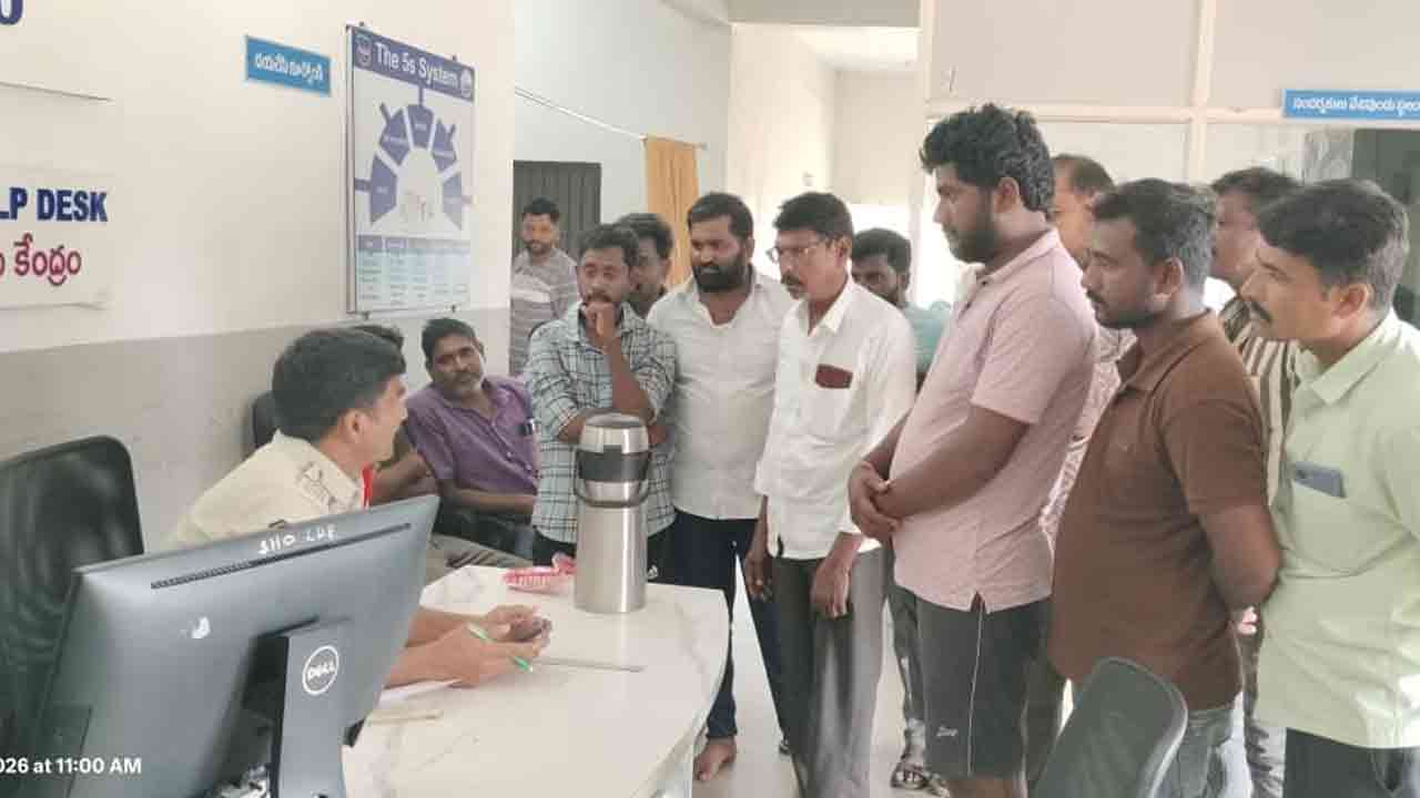 లక్ష్మీదేవిపల్లిలో ఆర్టిజన్లను అదుపులోకి తీసుకున్న పోలీసులు