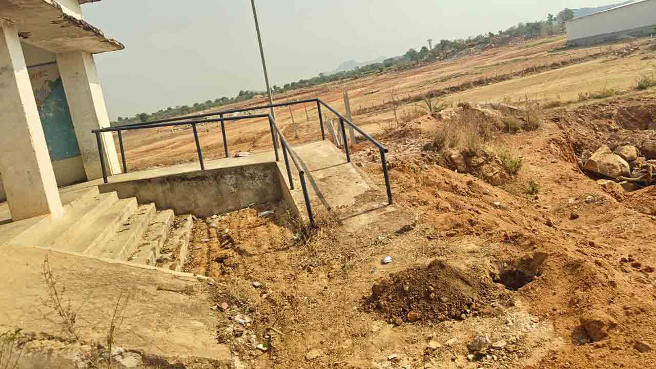 land grabbing | ప్రభుత్వ స్కూల్‌ సమీపంలో 12 ఎకరాల భూమి కబ్జా.. అధికార పార్టీ నాయకుల హస్తం..!