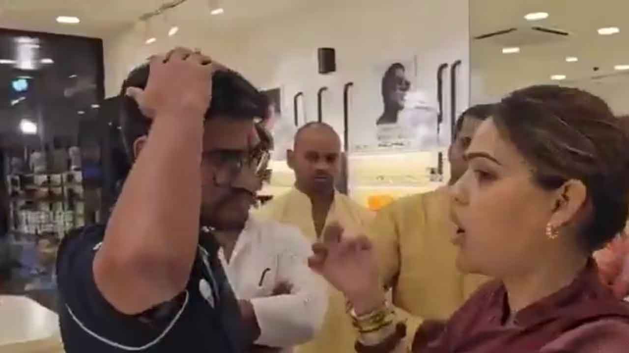 Lenskart Store: లెన్స్‌కార్ట్ స్టోర్‌లోకి దూసుకెళ్లి.. సిబ్బందికి బొట్టు పెట్టిన బీజేపీ మ‌హిళా నేత‌.. వీడియో