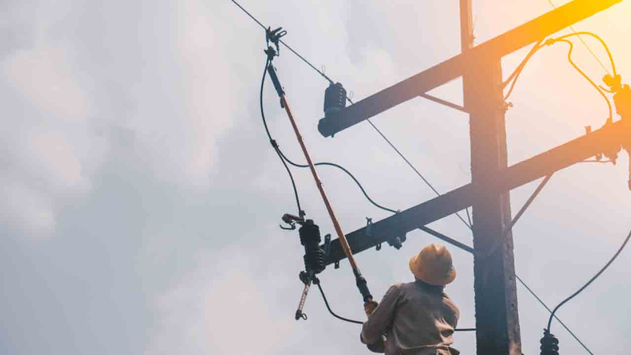 Domara Pocham Pally | లైన్‌మెన్‌కు కరెంట్ షాక్.. ఆస్పత్రిలో మృత్యువుతో పోరాటం..!