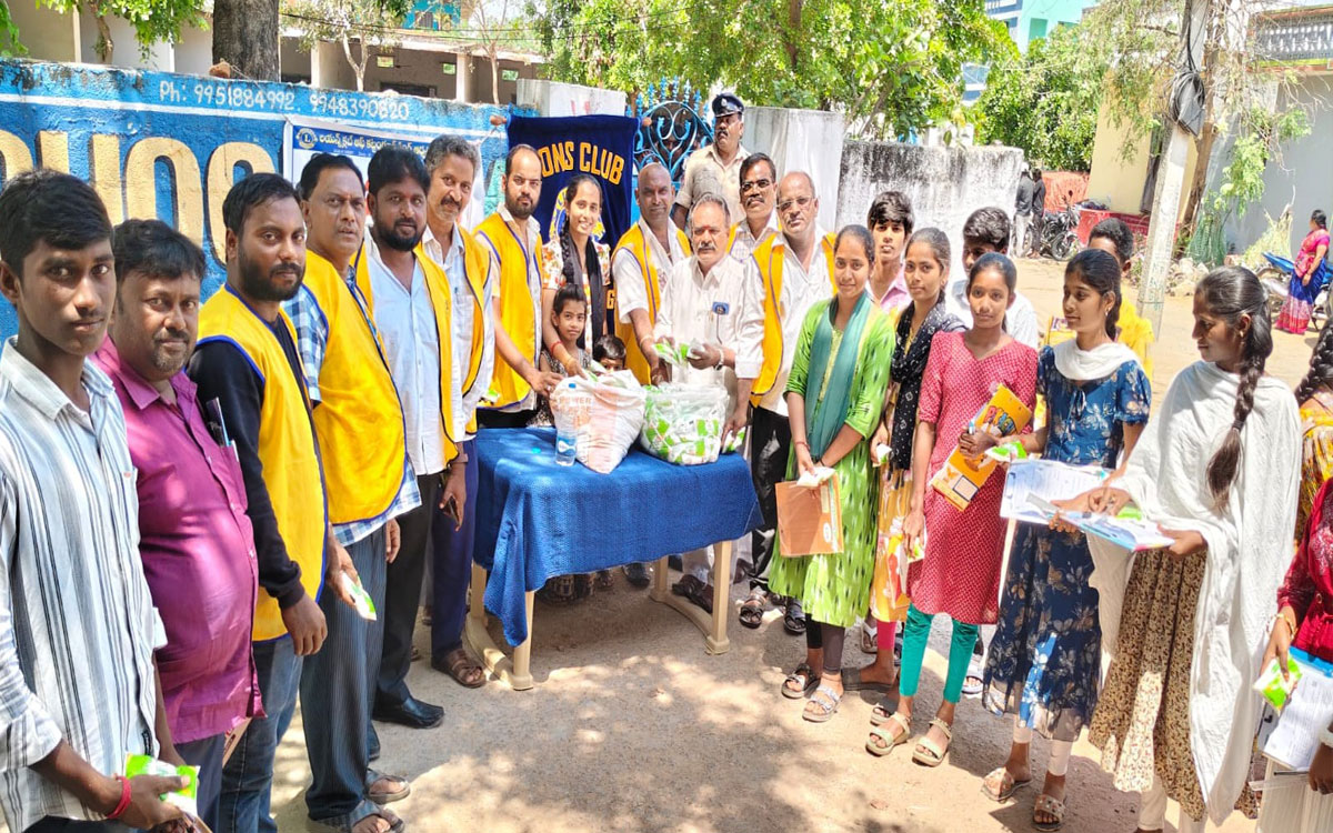 పదో తరగతి విద్యార్థులకు మజ్జిగ పంపిణీ