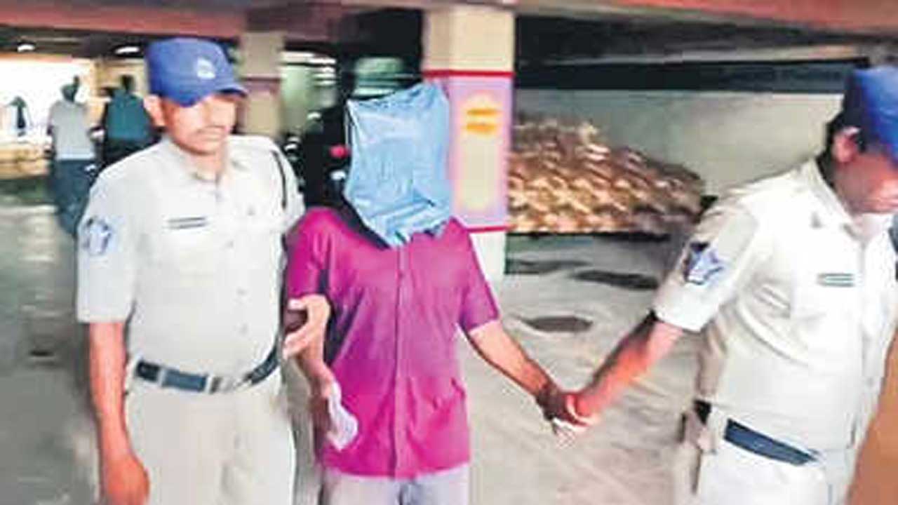 Macherla | ఆన్‌లైన్‌ ఫ్రెండ్‌ కదా అని ఇంటికి పిలిస్తే కాళ్లు, చేతులు కట్టేసి రేప్‌.. మాచర్ల ప్రభుత్వ ఉద్యోగిని అత్యాచారం కేసులో ట్విస్ట్!