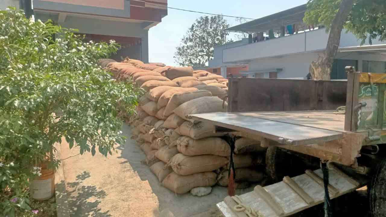 Dharmasagar | మక్కజొన్న కొనుగోలులో గోల్ మాల్.. దాళారులతో కుమ్మక్కైన అధికారులు ?