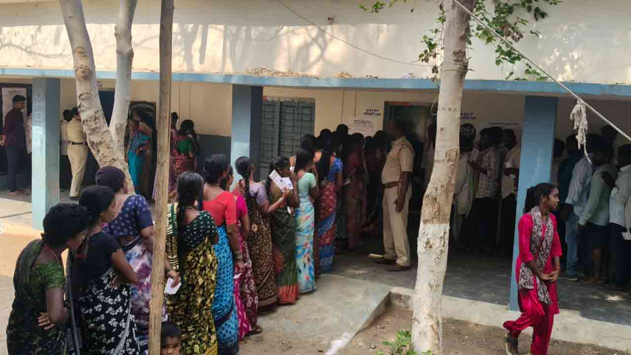 Maktal Municipal Polling | మక్తల్‌లో ప్రశాంతంగా కొనసాగుతున్న మున్సిపల్ ఎన్నికల పోలింగ్