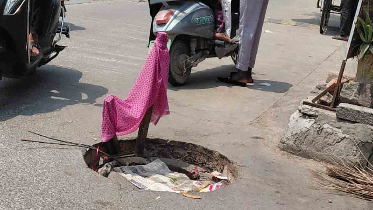 Kondapur | ప్రమాదకరంగా మ్యాన్ హోల్..పట్టించుకోని అధికారులు