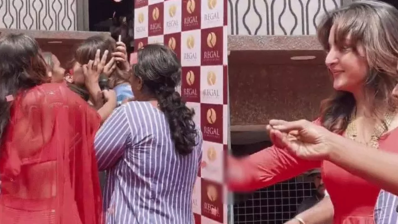 Manju Warrier | ఈవెంట్‌లో మంజు వారియర్‌కు ఊహించ‌ని అనుభవం.. అభిమాని లిప్ లాక్ వీడియో వైరల్