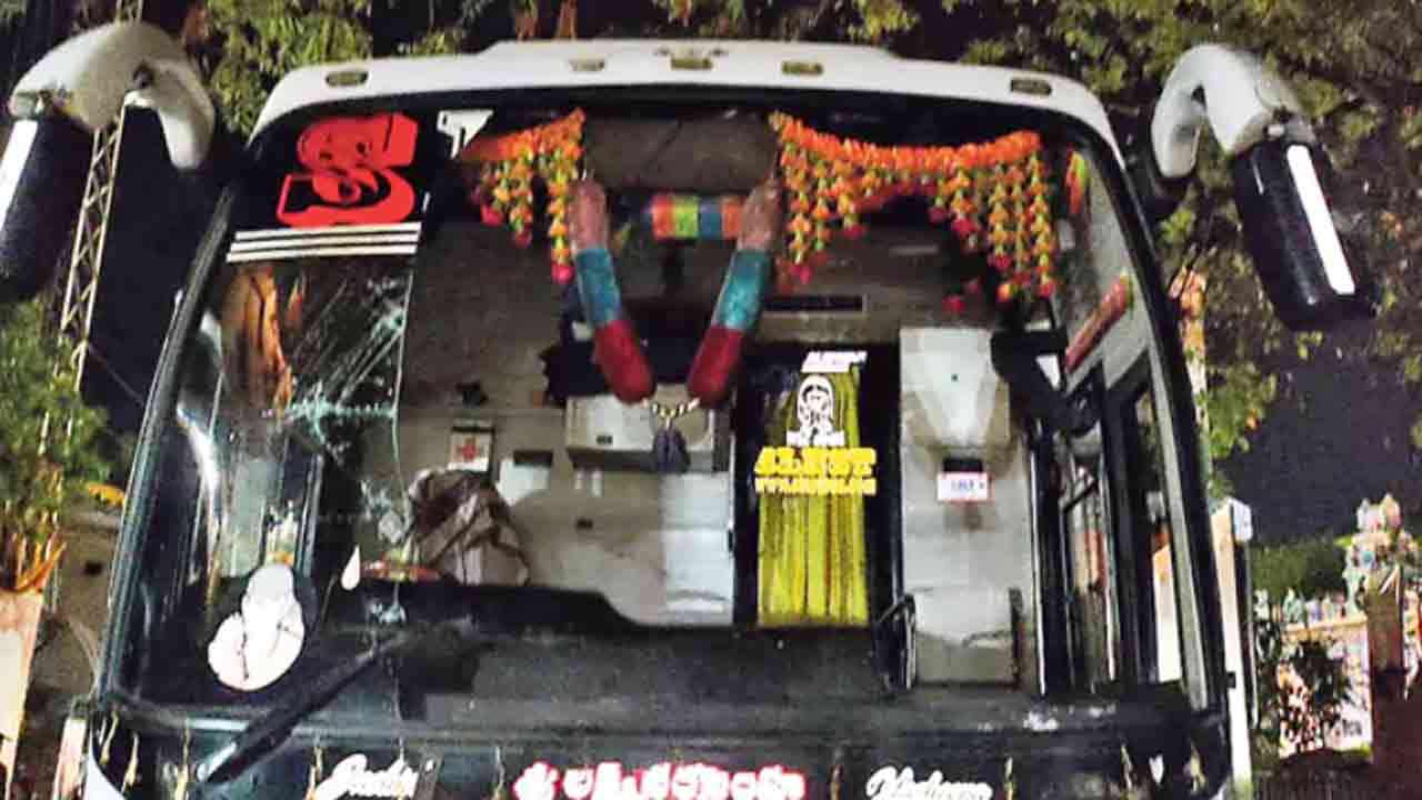 Viral Video | అద్దం పగిలితే ఏంటి.. హెల్మెట్ పెట్టుకుని నడుపుతాం.. ప్రైవేటు ట్రావెల్స్ బస్సు డ్రైవర్ నిర్లక్ష్య సమాధానం!