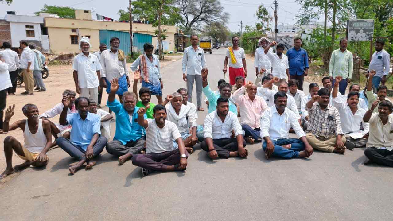 పంట నష్టపోయిన రైతులను ఆదుకోవాలని మెదక్ జిల్లాలో రైతుల ధర్నా