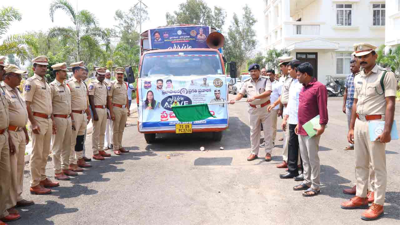 మెదక్‌లో రోడ్డు భద్రతా చైతన్య రథం ప్రారంభం