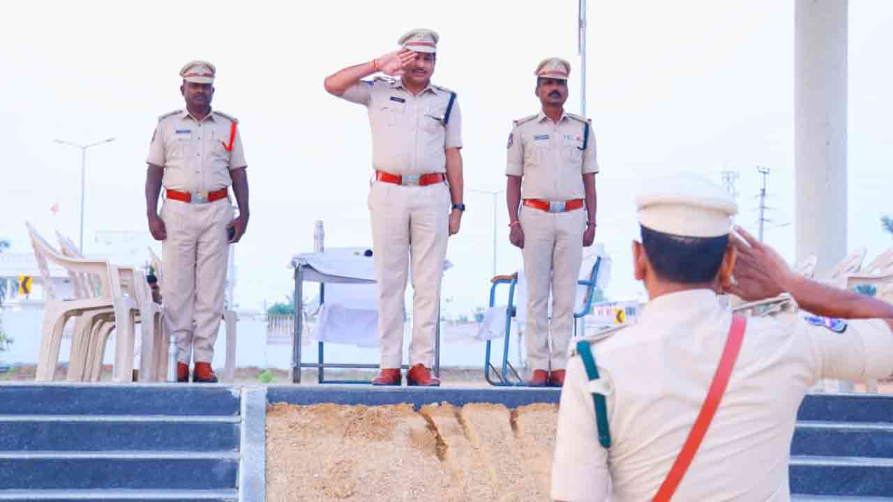 క్రమశిక్షణ, సమయపాలన తప్పనిసరిగా పాటించాలి.. పోలీసులకు ఏఆర్ డీఎస్పీ రంగనాథ్ సూచన