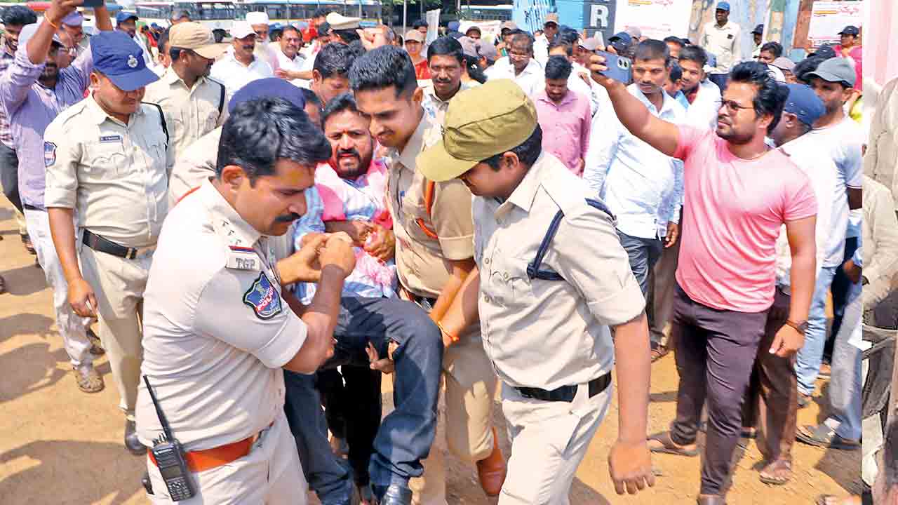 డిపోలకే పరిమితమైన ప్రగతి చక్రాలు.. జిల్లావ్యాప్తంగా రెండోరోజూ బయటకు వెళ్లని బస్సులు