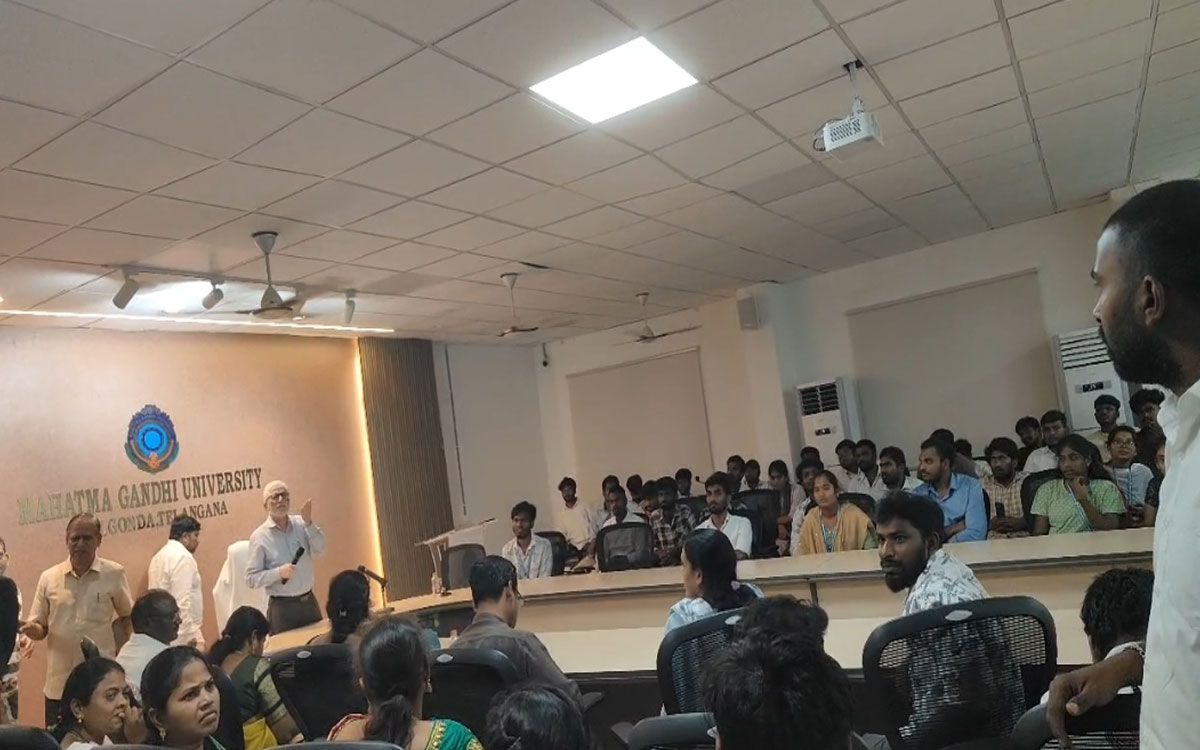 అంబేద్క‌ర్‌కు అవ‌మానం?.. ఎంజీయూలో వీసీ దిష్టిబొమ్మ ద‌హ‌నం