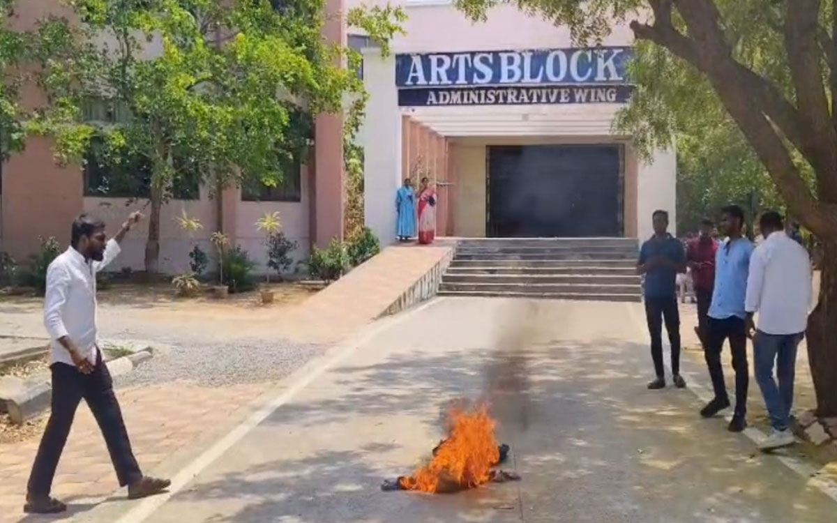 అంబేద్క‌ర్‌కు అవ‌మానం?.. ఎంజీయూలో వీసీ దిష్టిబొమ్మ ద‌హ‌నం