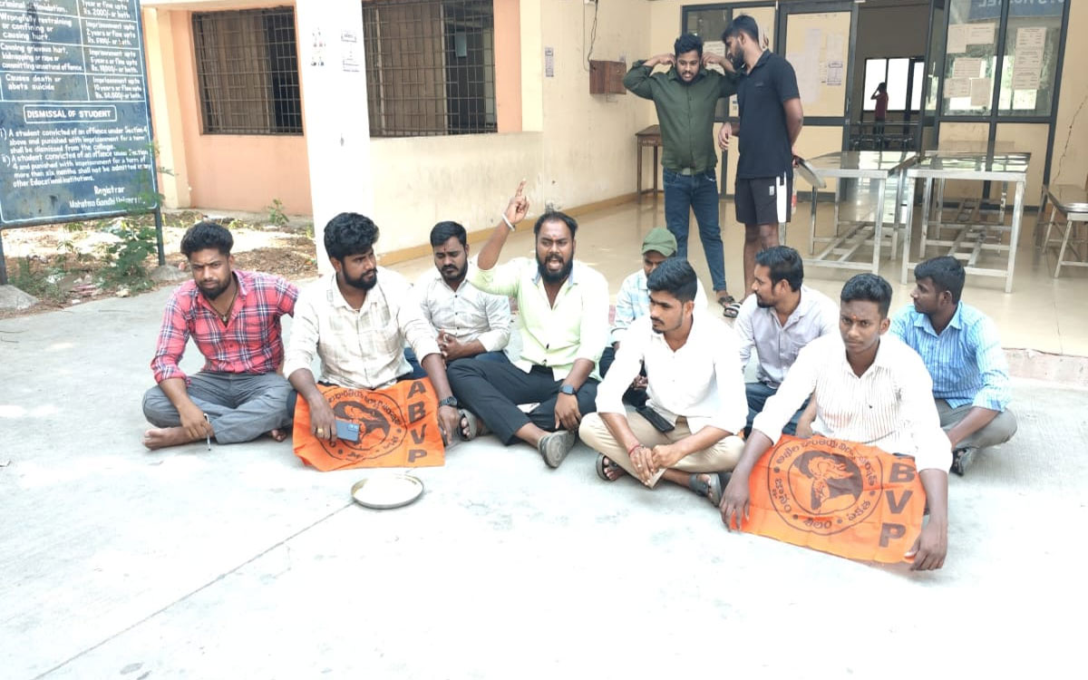 ఎంజీయూ హాస్టల్స్ భోజనంలో పురుగుల కలకలం