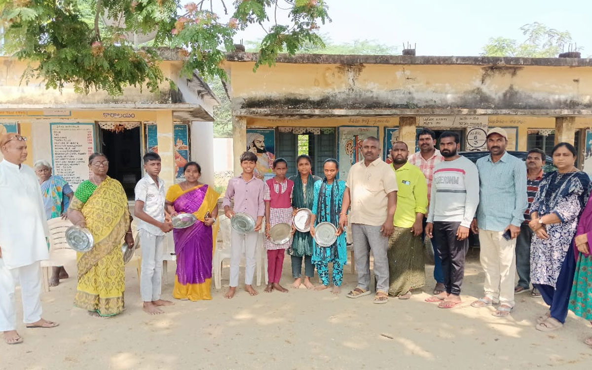 మిర్యాల ప్రాథ‌మిక పాఠ‌శాల‌ విద్యార్థులకు ప్లేట్లు అందజేత