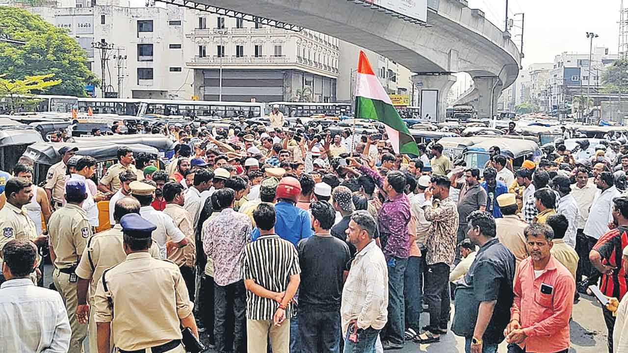 ఆటో డ్రైవర్ల ధర్నా ఉద్రిక్తం