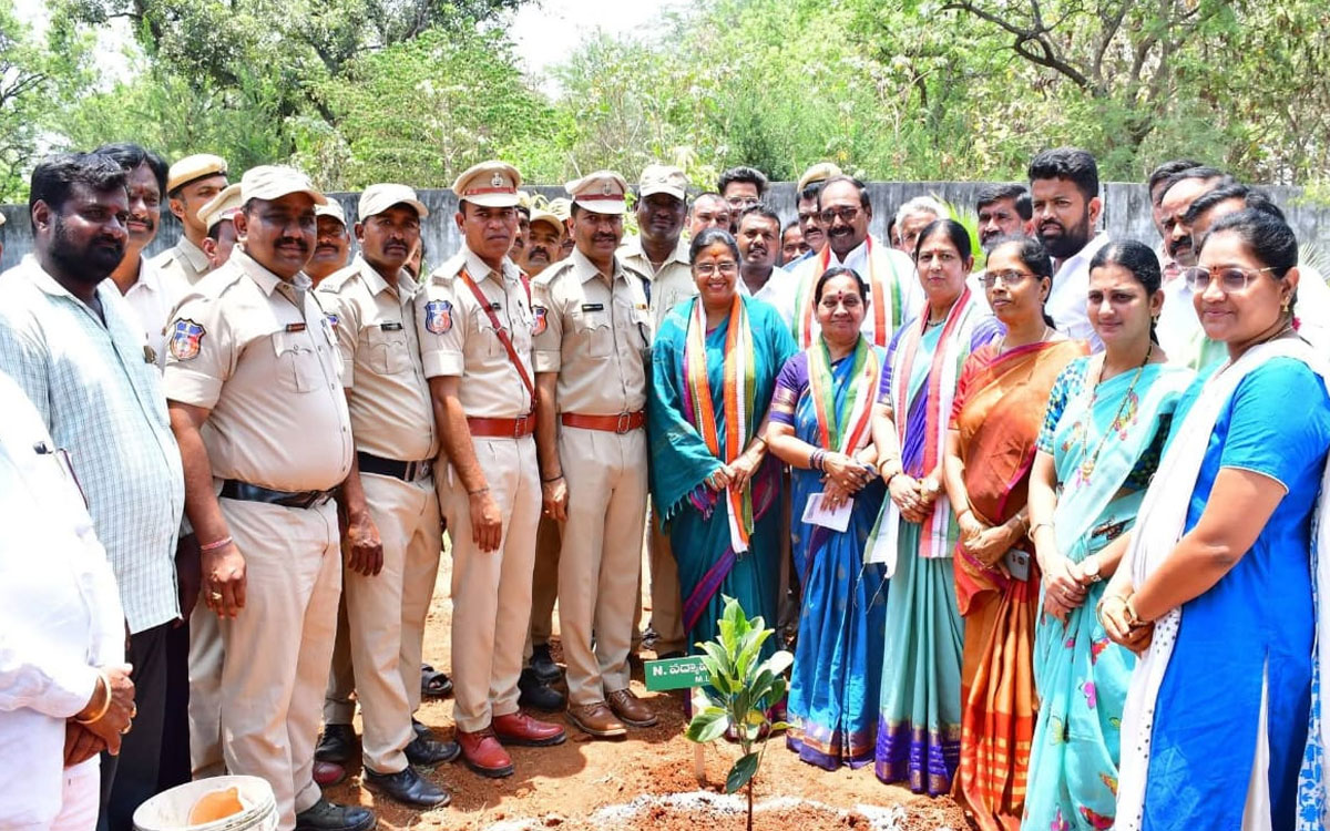 అగ్నిమాపక సిబ్బంది సేవలు అభినందనీయం : ఎమ్మెల్యే పద్మావతి