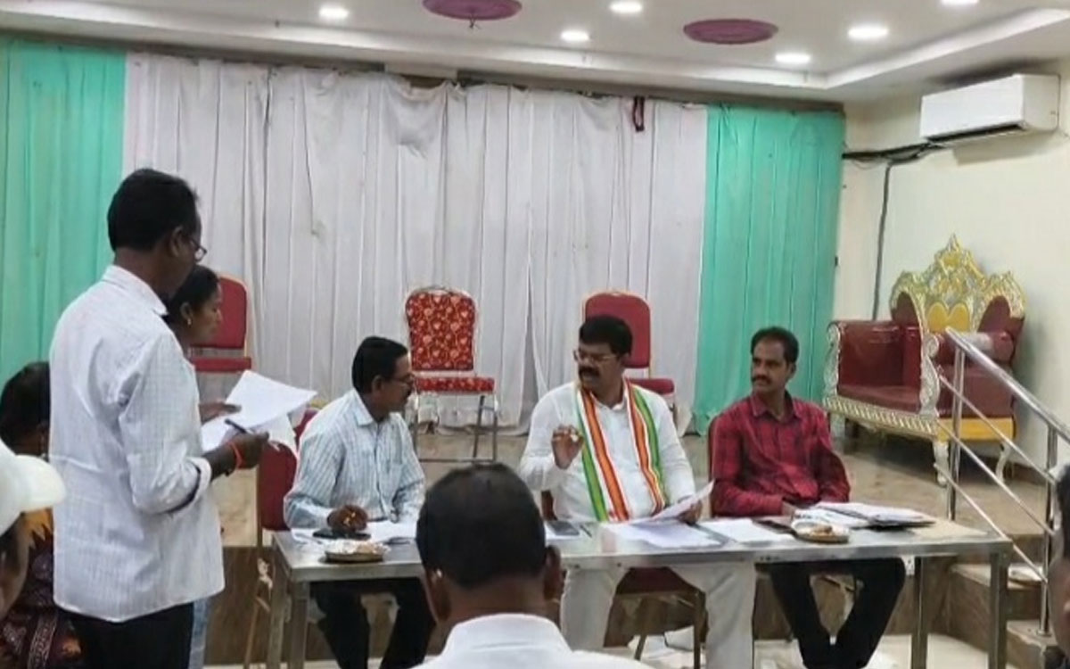 పురోగ‌తి లేని ఇందిరమ్మ ఇళ్ల నిర్మాణాలు