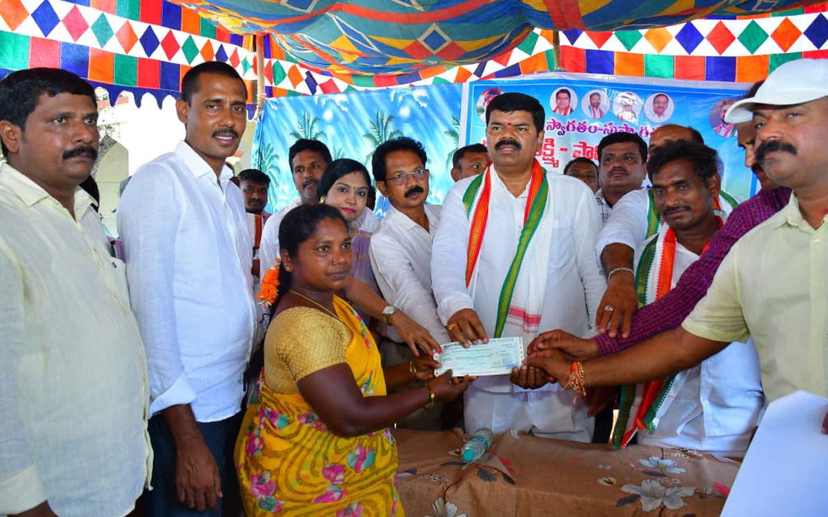 లబ్ధిదారుల‌కు ఎమ్మెల్యే పాయం కల్యాణలక్ష్మి చెక్కుల‌ పంపిణీ