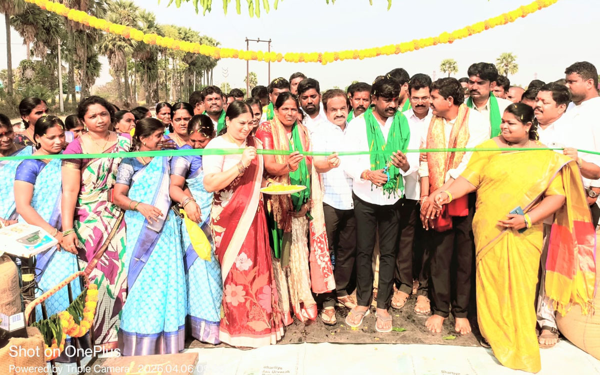 కొనుగోలు కేంద్రాల్లో ధాన్యం విక్రయించి మద్దతు ధర పొందాలి : ఎమ్మెల్యే వేముల వీరేశం