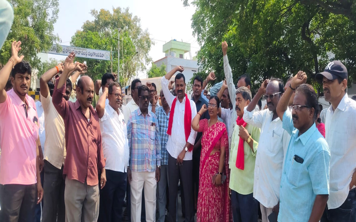 ఆర్టీసీ కార్మికుల సమ్మెకు ప్రభుత్వం బాధ్యత వహించాలి : ఎమ్మెల్సీ నెల్లికంటి సత్యం