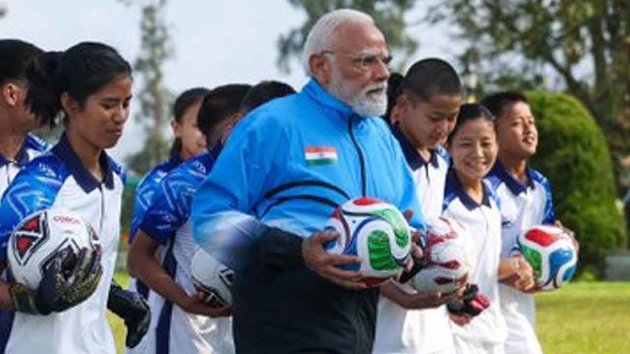PM Modi: పిల్ల‌ల‌తో క‌లిసి ఫుట్‌బాల్ ఆడిన ప్ర‌ధాని మోదీ.. వీడియో