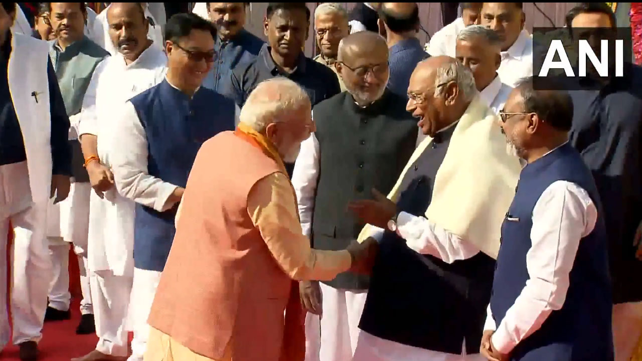 PM Modi: అంబేద్క‌ర్‌కు ప్ర‌ధాని మోదీ నివాళి.. ఖ‌ర్గేతో కాసేపు ముచ్చ‌ట్లు.. వీడియో