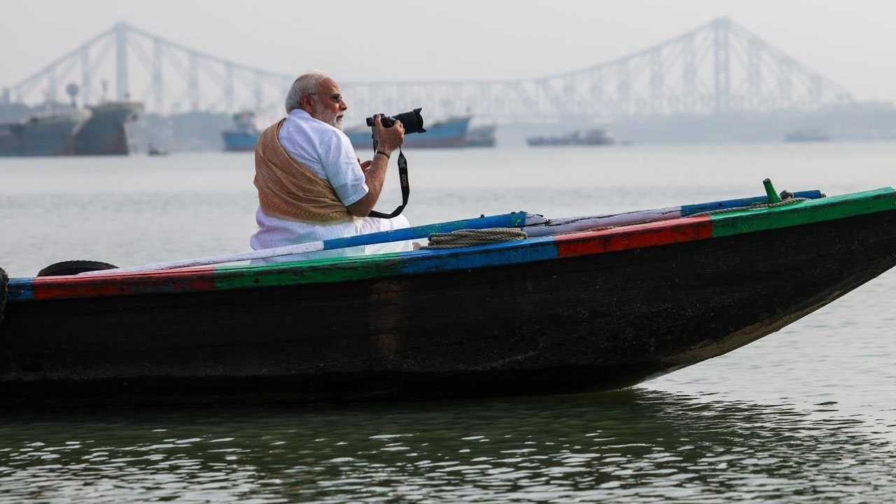 PM Modi: హూగ్లీ న‌దిలో విహ‌రించిన మోదీ.. గంగా న‌దికి పూజ‌లు
