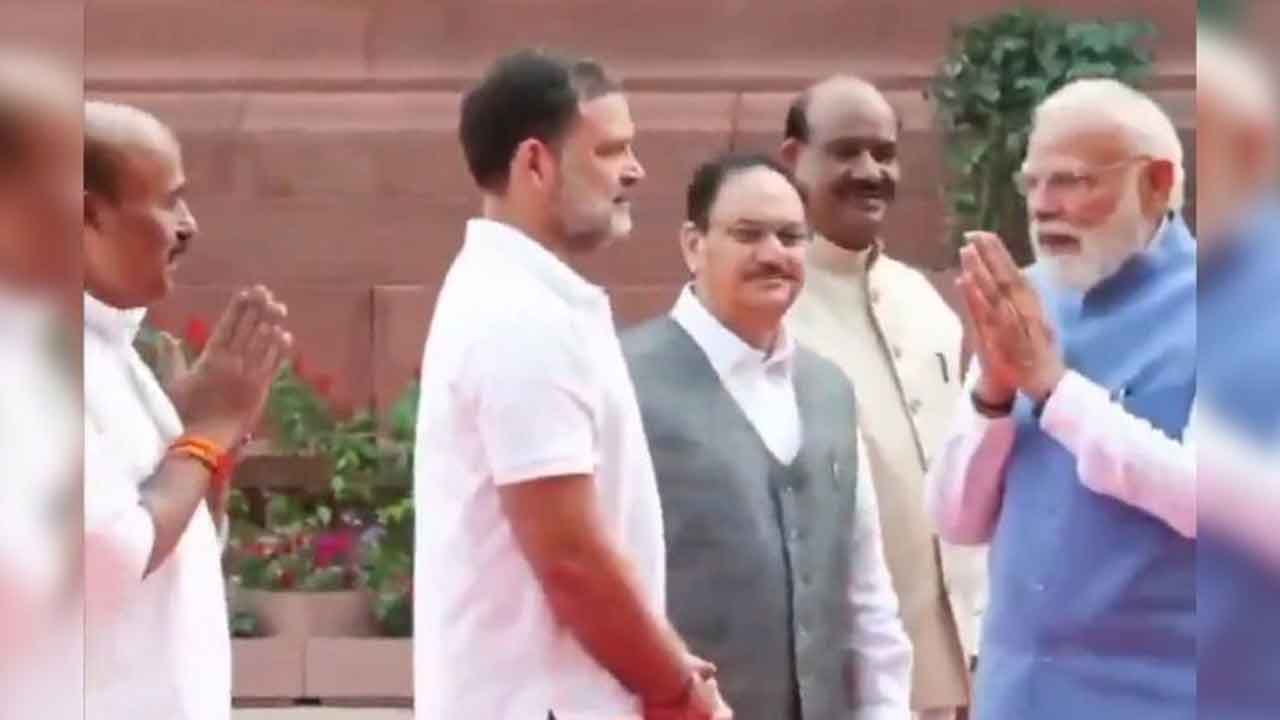 Parliament: రాహుల్ గాంధీతో మాట్లాడిన మోదీ.. వీడియో వైర‌ల్‌