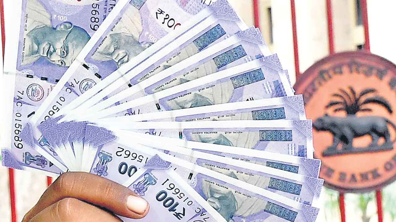 బకాయిలు వెంటనే చెల్లించాలి