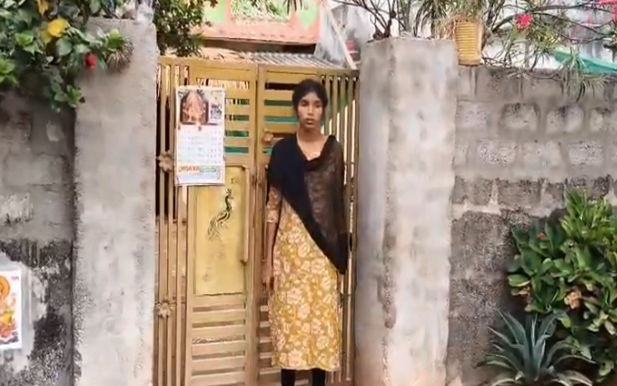 భర్త ఇంటి ముందు భార్య మౌన పోరాటం