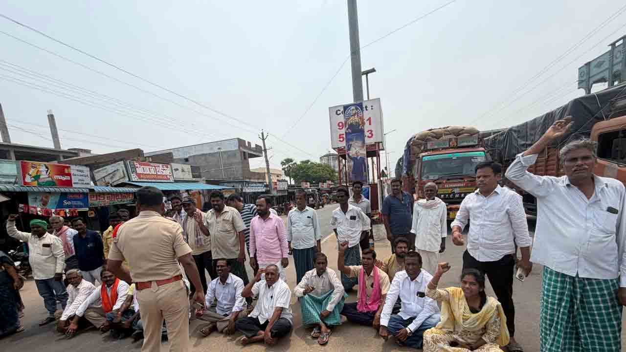 Mulugu | రైస్ మిల్లర్ల తీరును నిరసిస్తూ గోవిందరావుపేటలో రైతుల ధర్నా